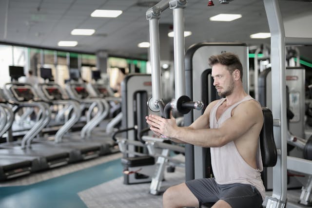 Trainen met machines of vrije gewichten
