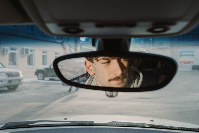 Achterom kijken zonder je hele lichaam te draaien Achterom kijken zonder je hele lichaam te draaien